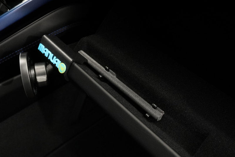 Macro of the mount anchored in the pen-holder slot, annotated with a 1mm lift.